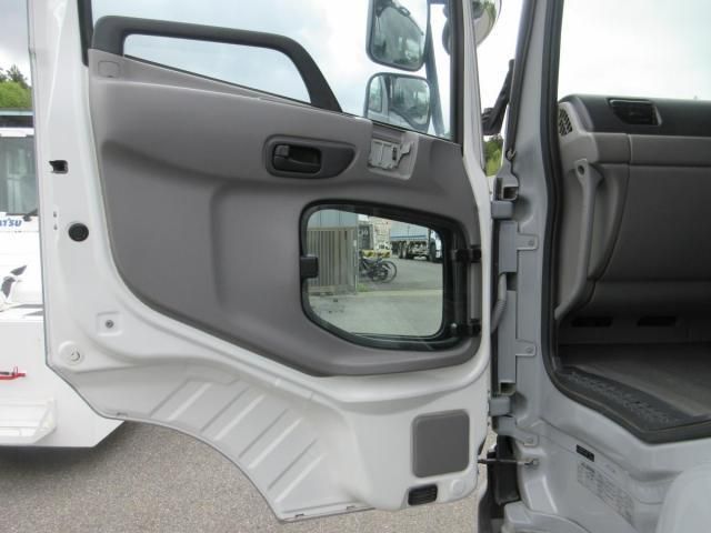 Nissan QUON 2011-07 6596959-17