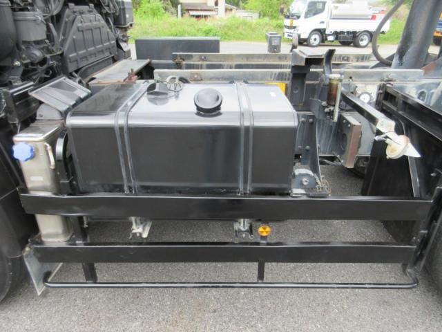 Nissan QUON 2011-07 6596959-20