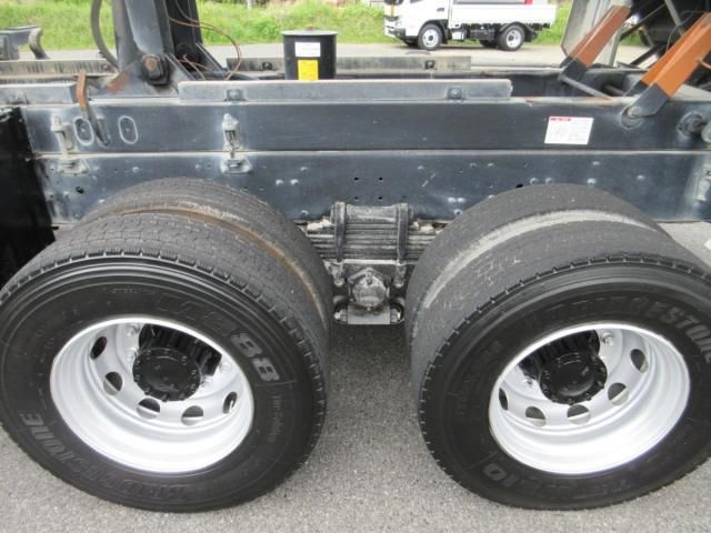 Nissan QUON 2011-07 6596959-21
