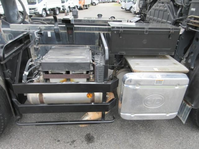 Nissan QUON 2011-07 6596959-23