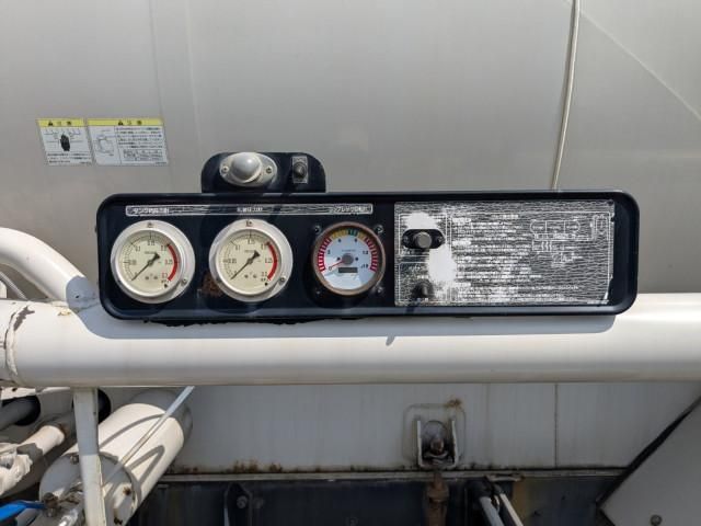 Nissan QUON 2013-06 6596942-15