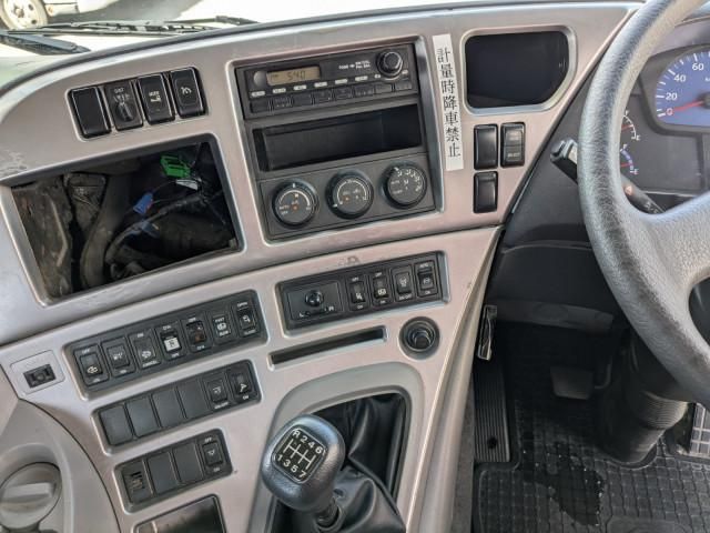 Nissan QUON 2013-06 6596942-26