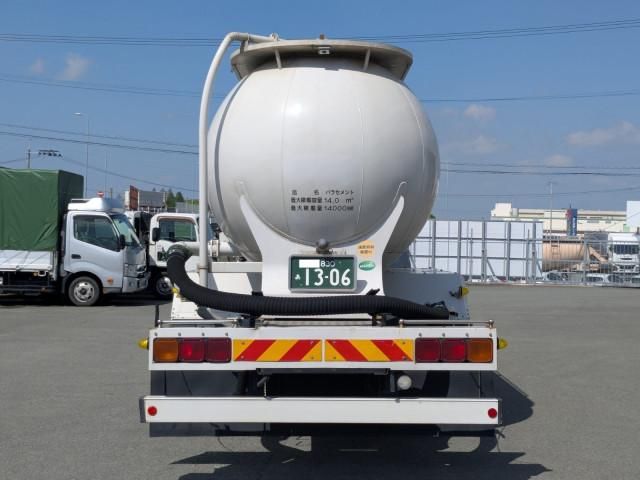 Nissan QUON 2013-06 6596942-7