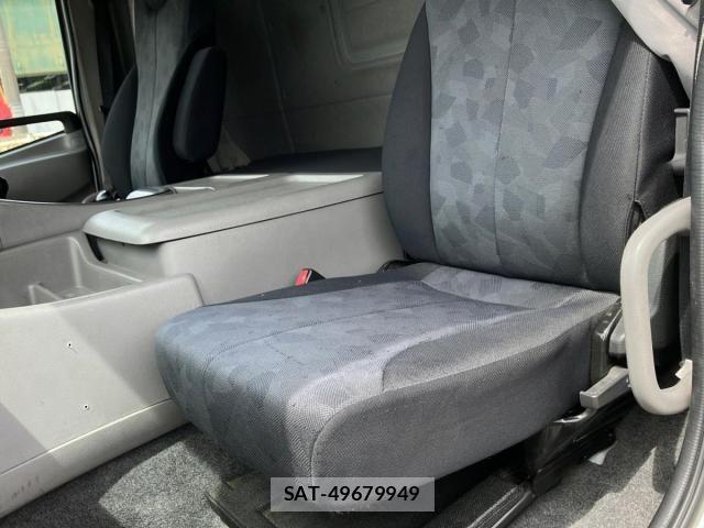 Nissan QUON 2016-12 6677638-18