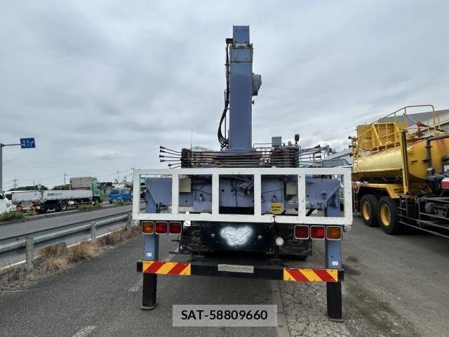 Nissan QUON 2012-02 6677634-9