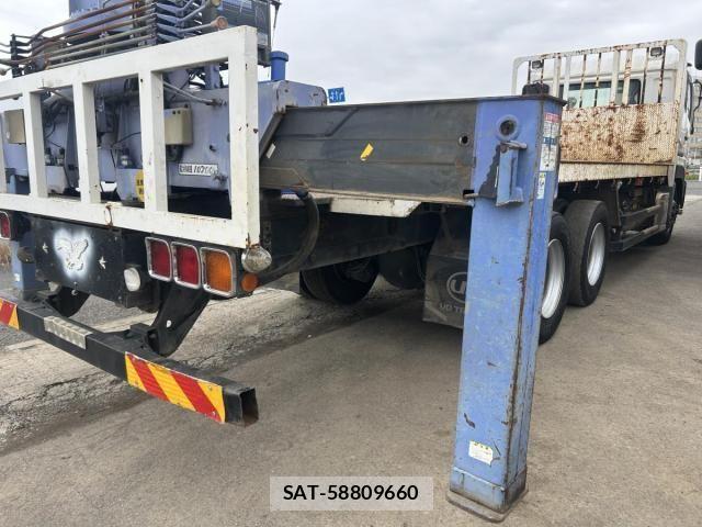 Nissan QUON 2012-02 6677634-16