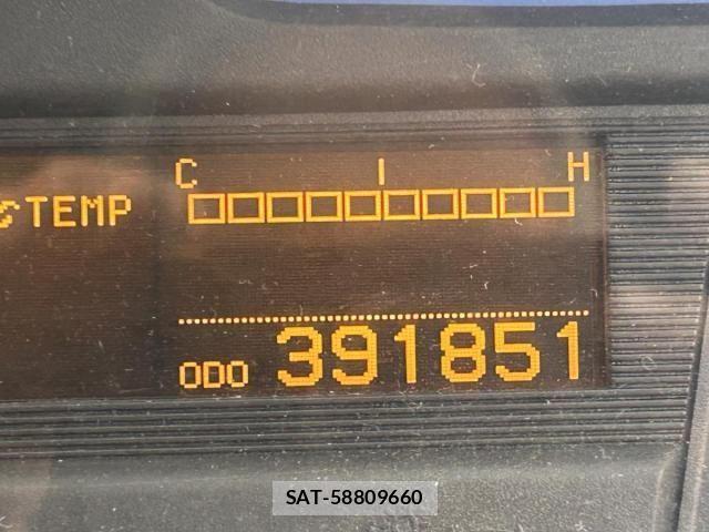 Nissan QUON 2012-02 6677634-25