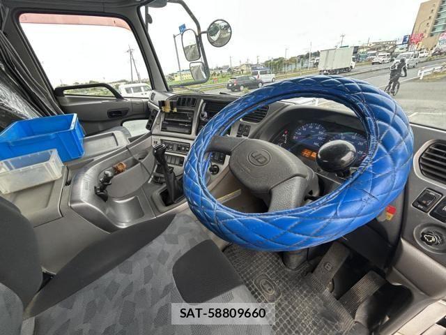 Nissan QUON 2012-02 6677634-26