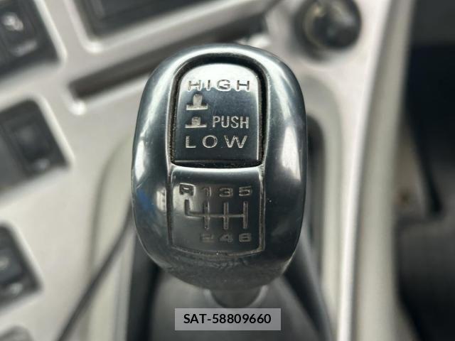 Nissan QUON 2012-02 6677634-27