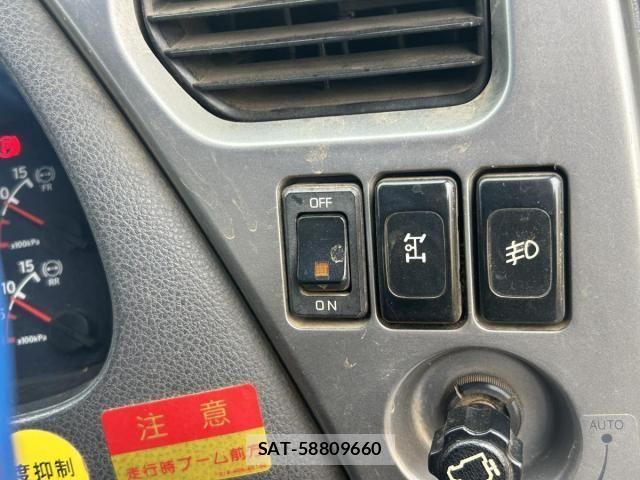 Nissan QUON 2012-02 6677634-28