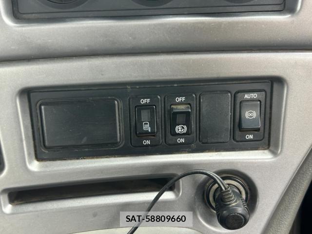 Nissan QUON 2012-02 6677634-29