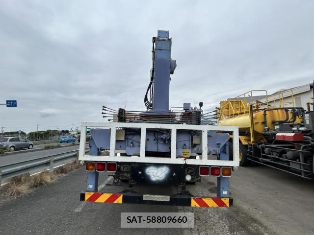 Nissan QUON 2012-02 6677634-7