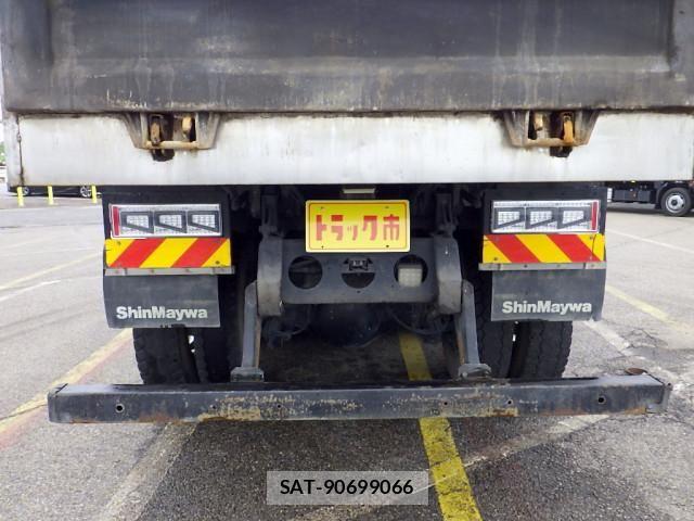 Nissan QUON 2014-10 6677636-9