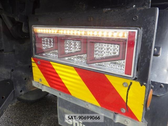 Nissan QUON 2014-10 6677636-10