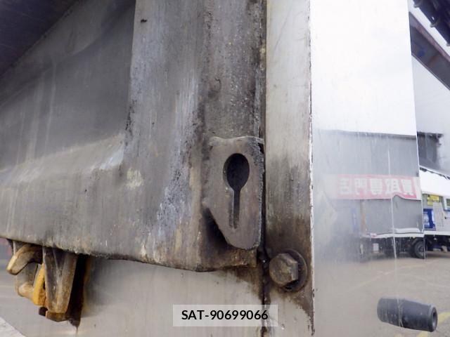 Nissan QUON 2014-10 6677636-12