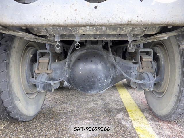 Nissan QUON 2014-10 6677636-13