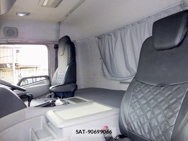 Nissan QUON 2014-10 6677636-14