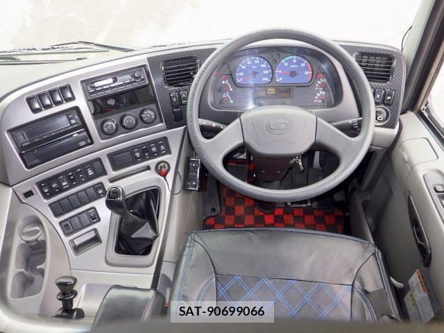 Nissan QUON 2014-10 6677636-15
