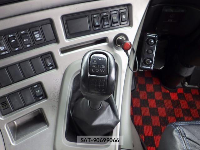 Nissan QUON 2014-10 6677636-16