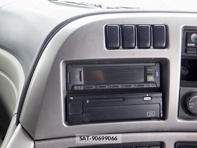 Nissan QUON 2014-10 6677636-17
