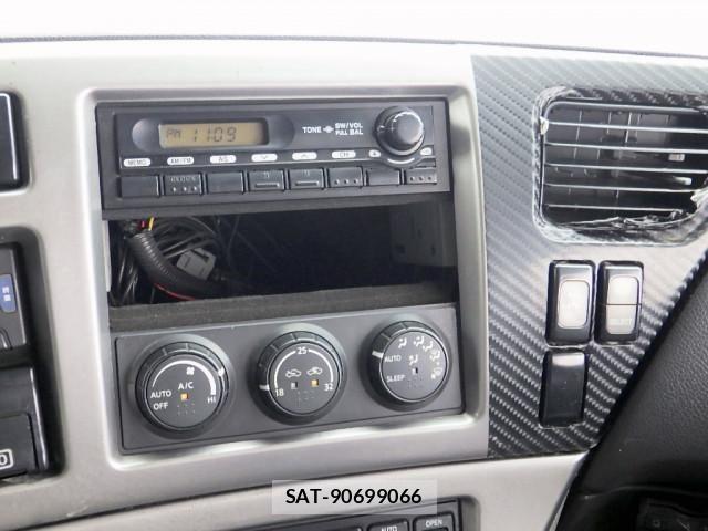 Nissan QUON 2014-10 6677636-18