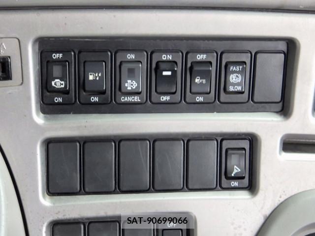 Nissan QUON 2014-10 6677636-19