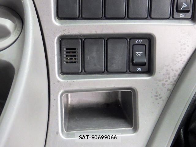 Nissan QUON 2014-10 6677636-20