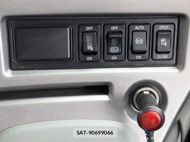 Nissan QUON 2014-10 6677636-21