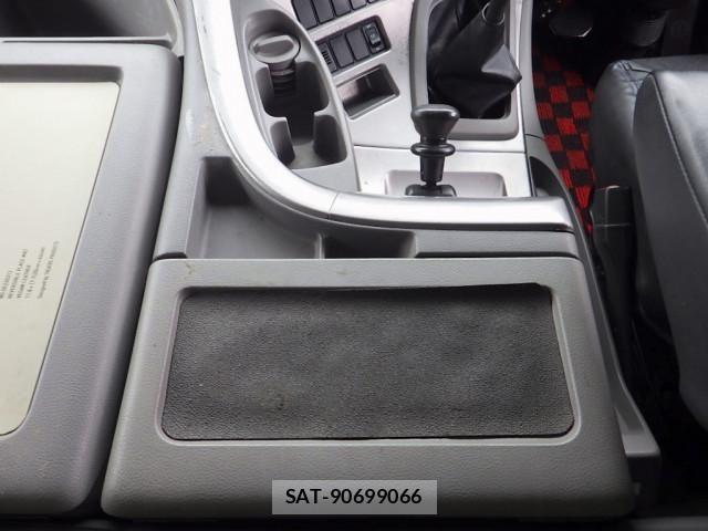 Nissan QUON 2014-10 6677636-23