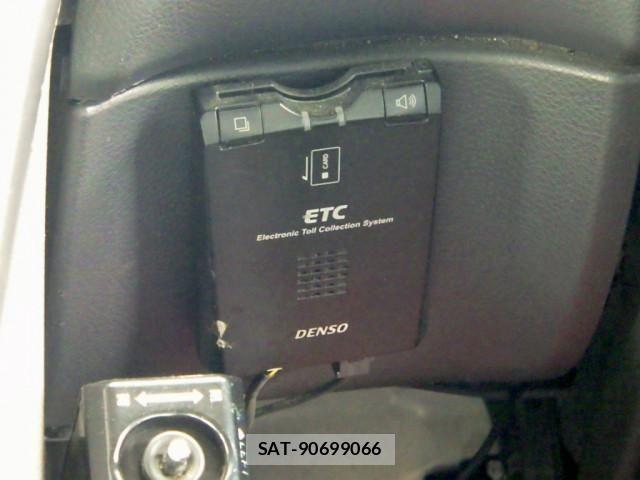 Nissan QUON 2014-10 6677636-24