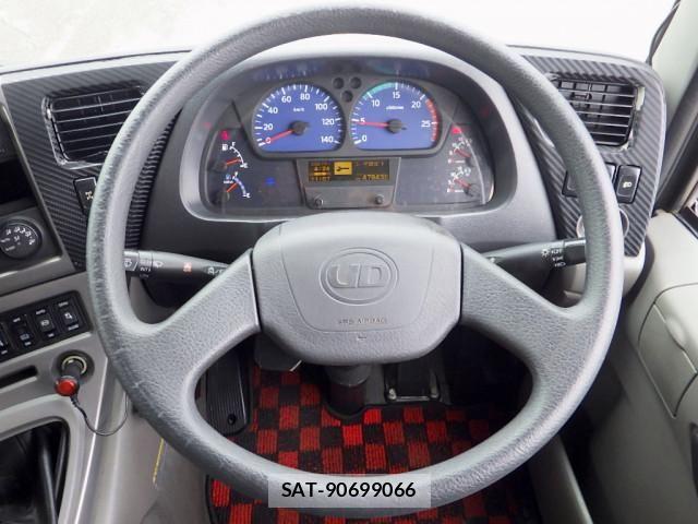 Nissan QUON 2014-10 6677636-25
