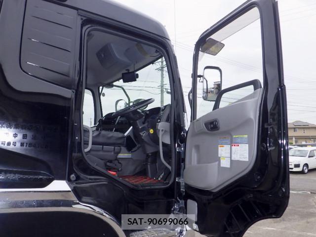 Nissan QUON 2014-10 6677636-26