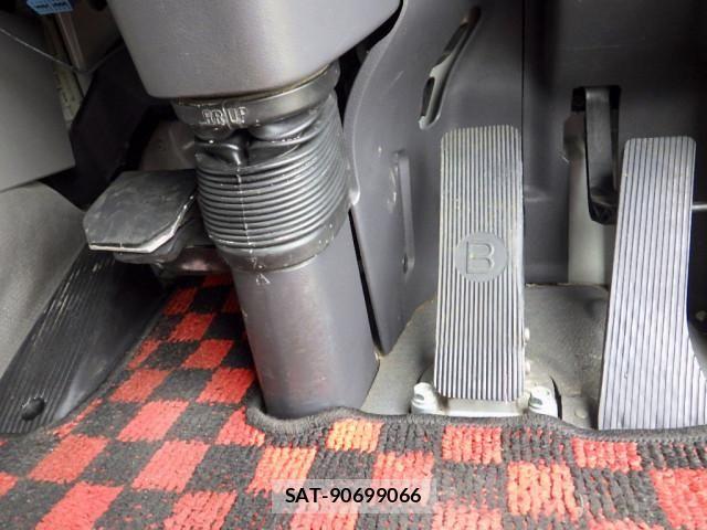 Nissan QUON 2014-10 6677636-27