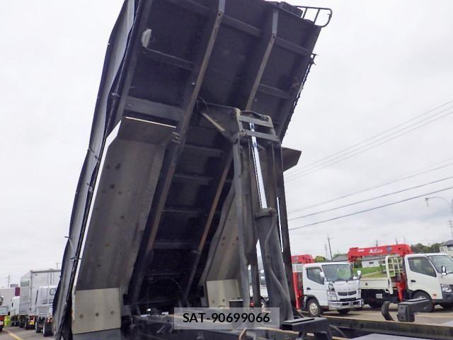 Nissan QUON 2014-10 6677636-7
