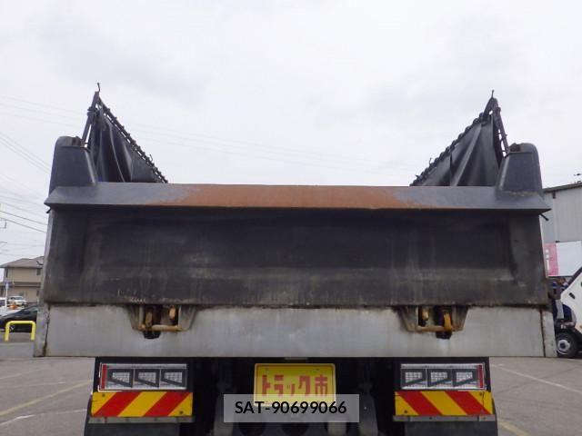 Nissan QUON 2014-10 6677636-8