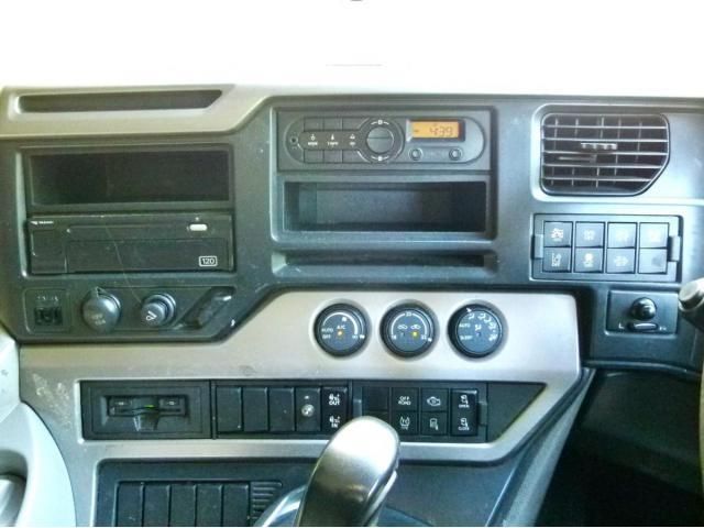 Nissan QUON 2020-05 6734201-22
