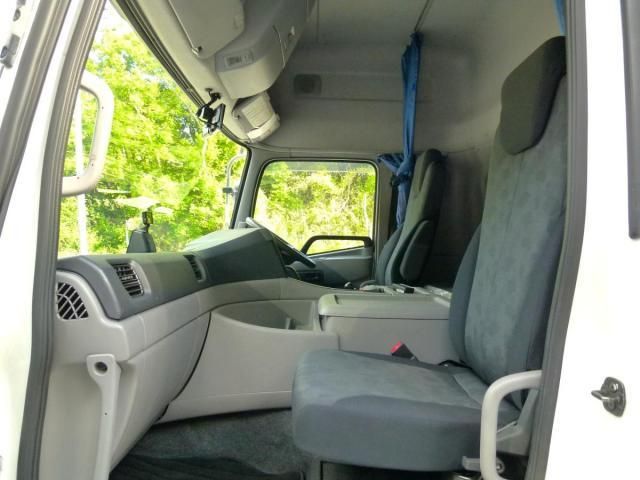 Nissan QUON 2020-05 6734201-26