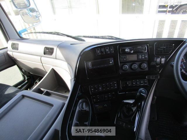 Nissan QUON 2015-08 6791442-23