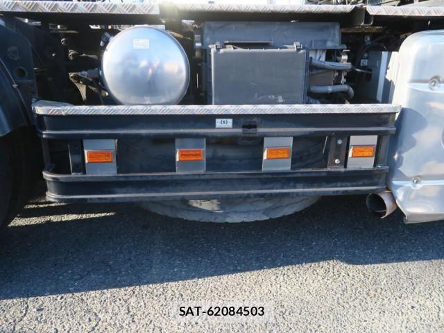 Nissan QUON 2013-05 6791438-9