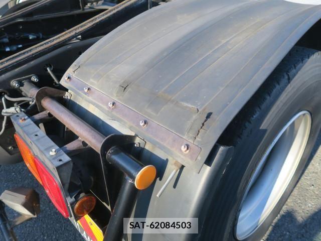 Nissan QUON 2013-05 6791438-10