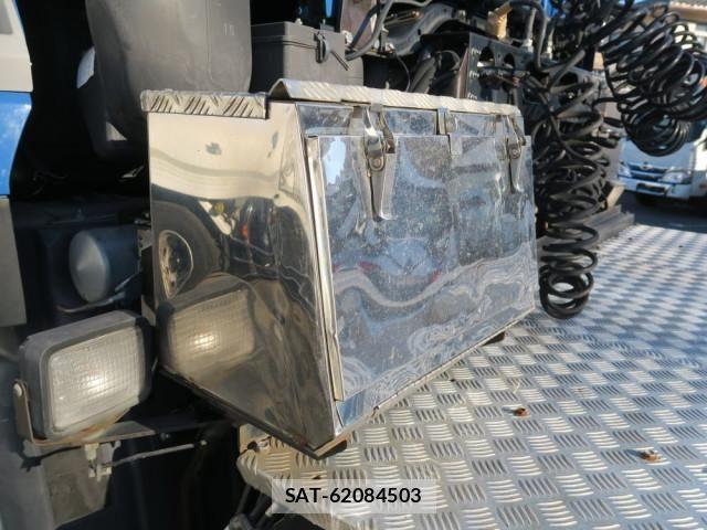 Nissan QUON 2013-05 6791438-13
