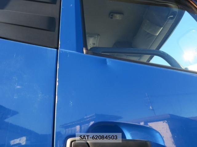 Nissan QUON 2013-05 6791438-20