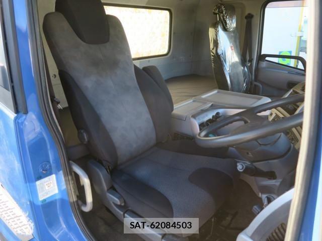 Nissan QUON 2013-05 6791438-23