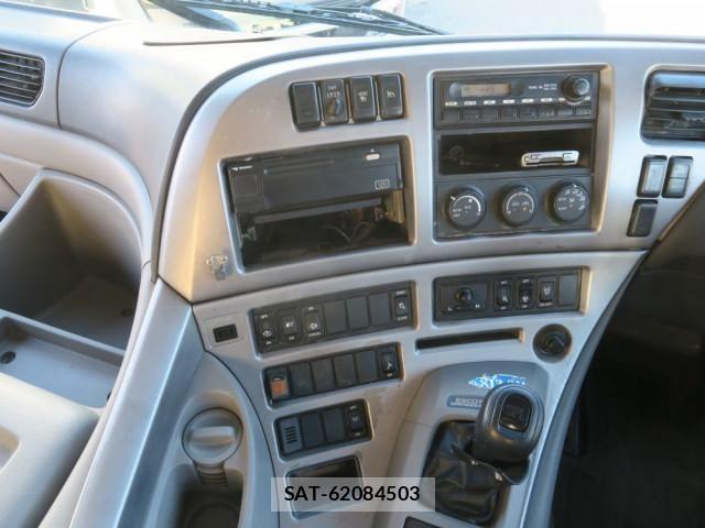 Nissan QUON 2013-05 6791438-26