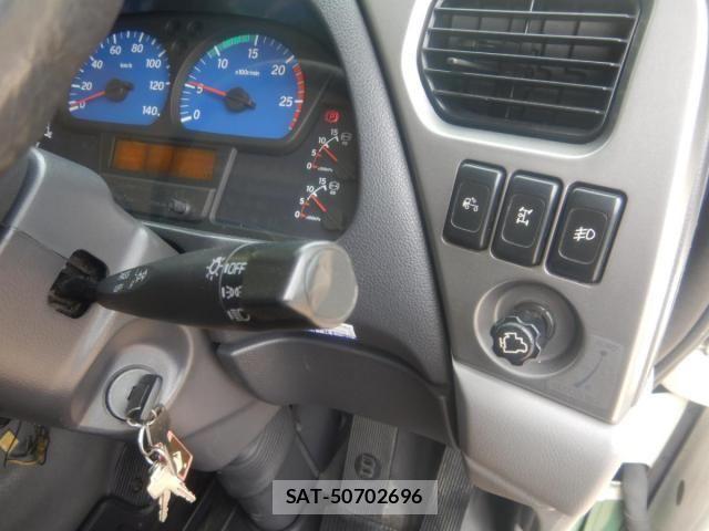 Nissan QUON 2013-01 6791440-14