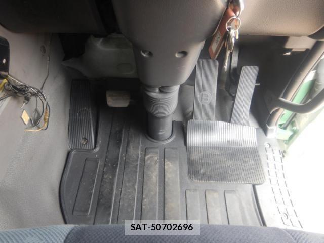 Nissan QUON 2013-01 6791440-18