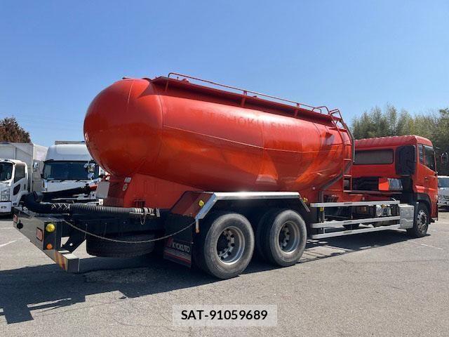 Nissan QUON 2018-09 6791434-2