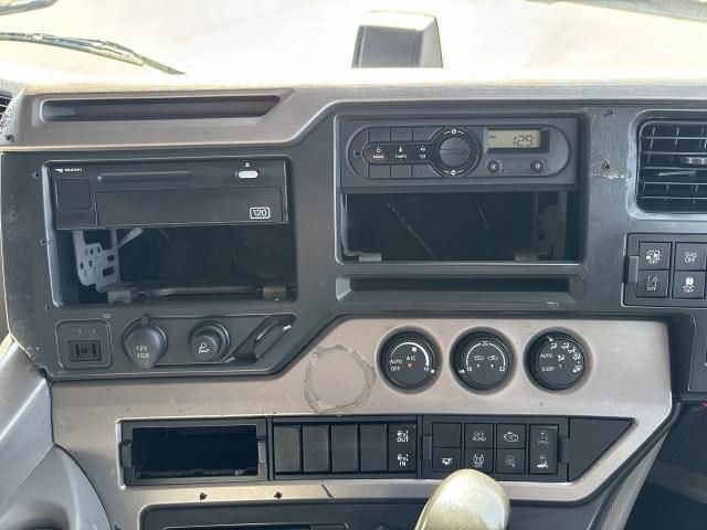 Nissan QUON 2020-04 6805456-15