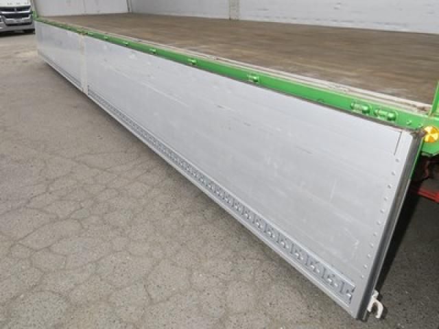 Nissan QUON 2021-06 6805453-12