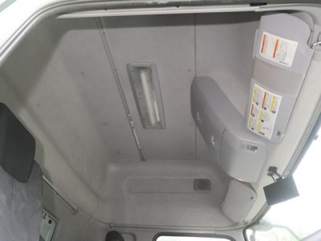 Nissan QUON 2021-06 6805453-28